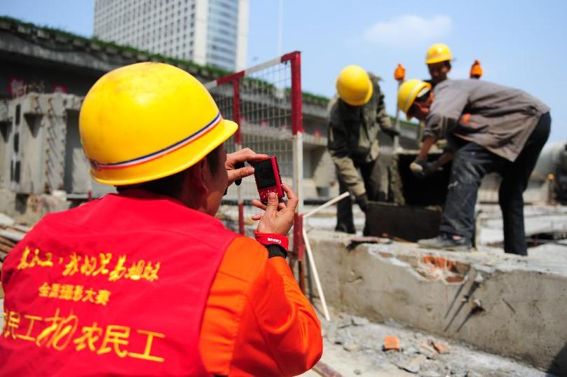 （晚报）（1）合肥：“农民工拍农民工”