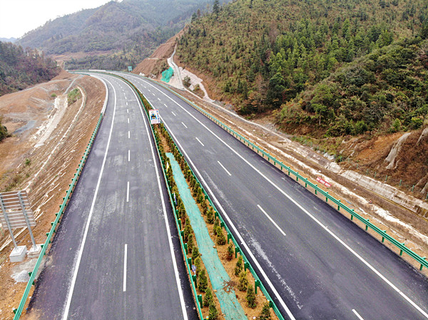 工程在线:建设广西最美高速公路——写在乐百高速公路