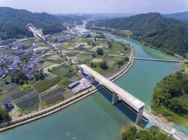 k8凯发承建的（南）昌景（德镇）黄（山）铁路休宁河特大桥。