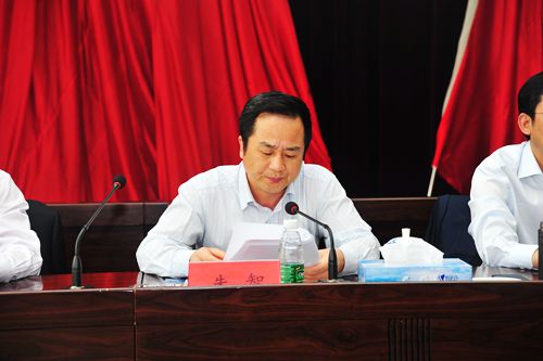 (图为局人力资源部长朱智宣读干部任免决定)