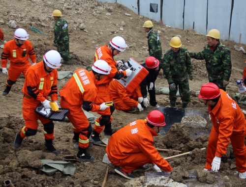 淮南下穿項目部舉行淮南市深基坑坍塌事故救援演練