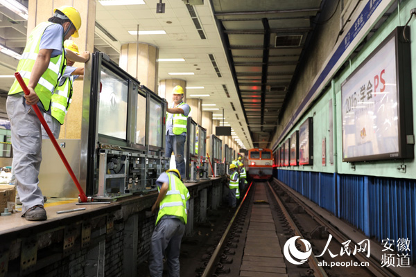 人民网:北京地铁2号线首座车站屏蔽门正线安装全部完成