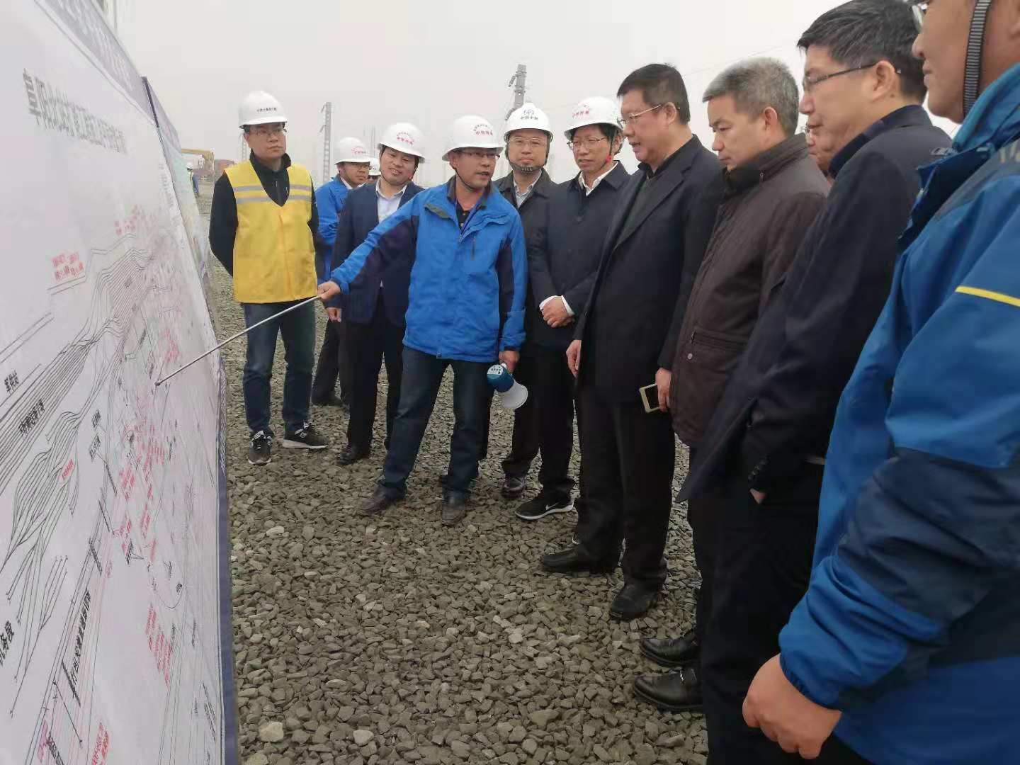 中國鐵路上海局集團有限公司副總經理楊建忠蒞臨阜陽北站項目檢查指導